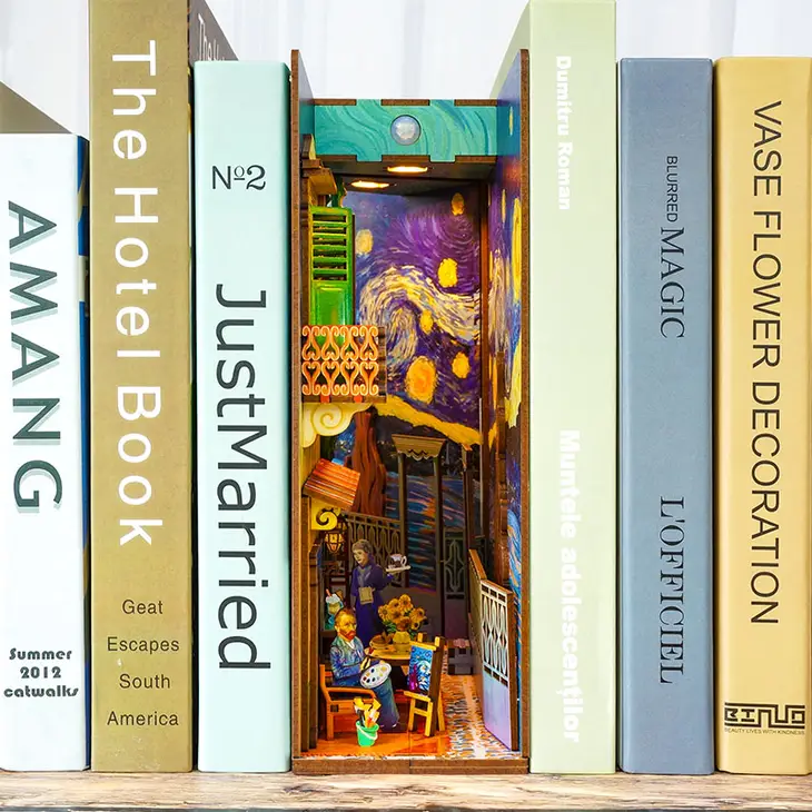 Miniature House Book Nook Kit: Vincent's World - Image 2